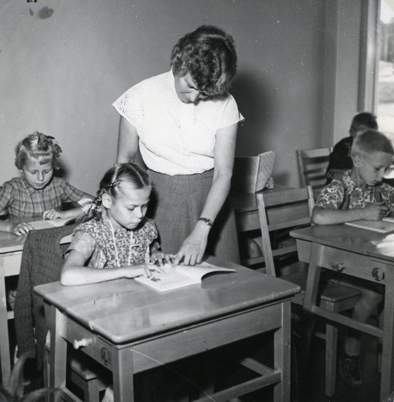 Naimattomaksi jääneet naiset rakensivat yhteiskuntaa työllään muun muassa opettajina ja sairaanhoitajina. Tosiasiassa he harjoittivat niin sanottua ”yhteiskunnallista äitiyttä” ja se työ oli mittaamattoman arvokasta. Kuva: Valokuvaamo T. Norjavirta, KAMU Espoon kaupunginmuseo, 1955. 