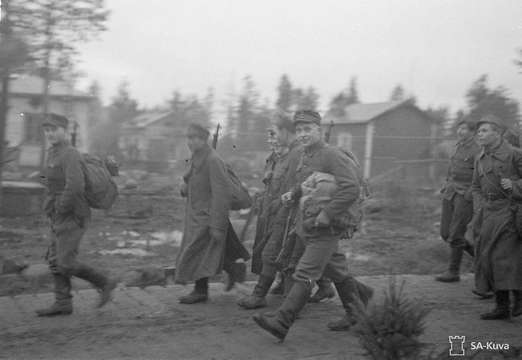 Miehiä kotiutetaan Rovaniemellä marraskuussa 1944. Sota vaikutti jokaiseen sen kokeneeseen. Monet kantoivat rintamalta kotiin katkeruutta, syyllisyydentuntoja ja painajaisia. SA-kuva. 